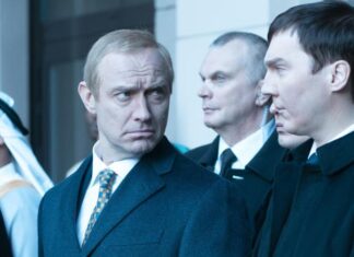 Il mago del Cremlino – Recensione del film di Olivier Assayas con Jude Law, Paul Dano e Alicia Vikander