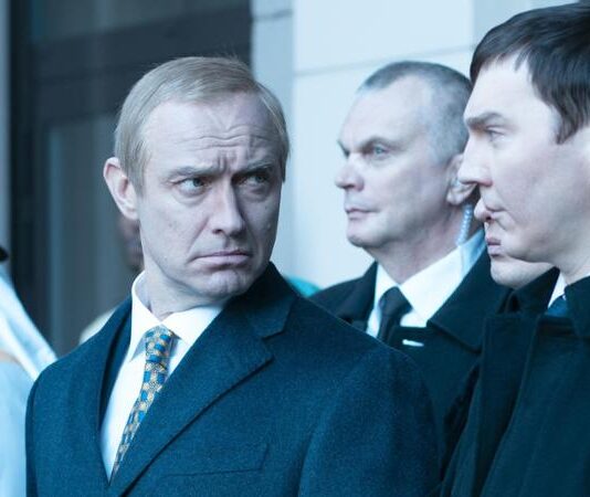 Il mago del Cremlino – Recensione del film di Olivier Assayas con Jude Law, Paul Dano e Alicia Vikander